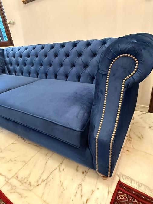 Chesterfield καναπές σε μπλε βελούδο με διακοσμητικά καρφιά